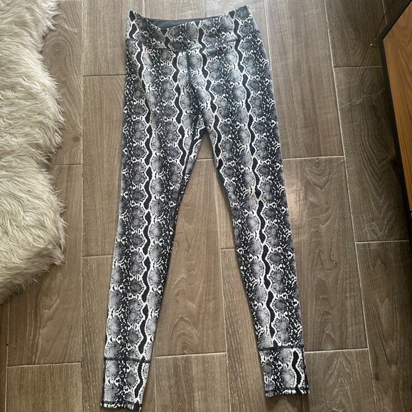 GECKO GRIP™ LEGGINGS: BLACK MAMBA - Picture 2 of 4